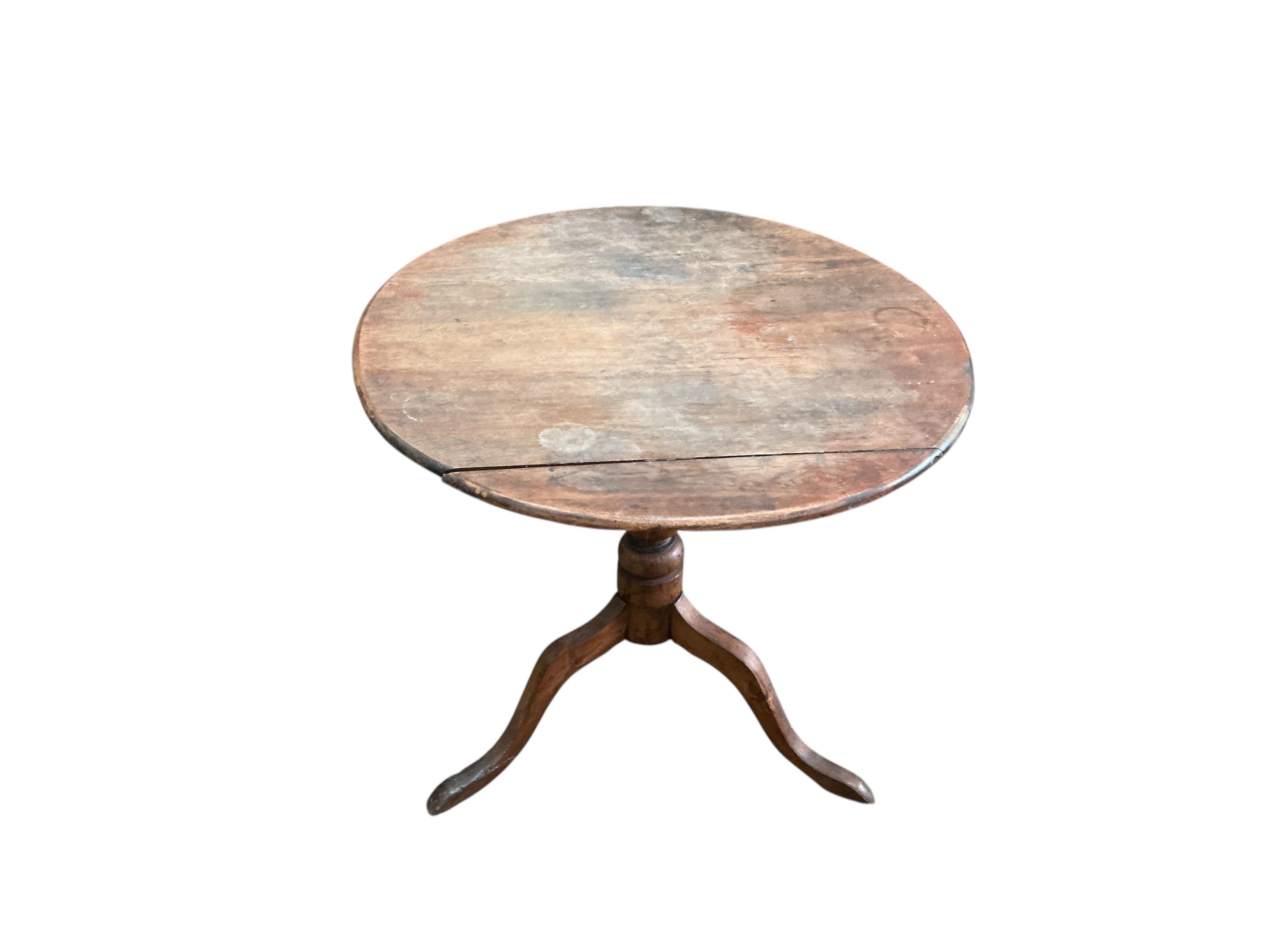A Victorian circular mahogany tripod tea table, diameter 72cm, height 67cm